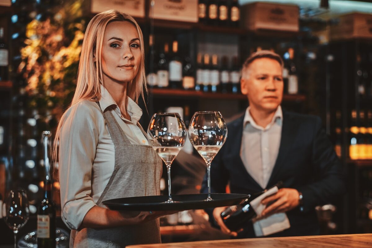 sommelière dans une cave à vins