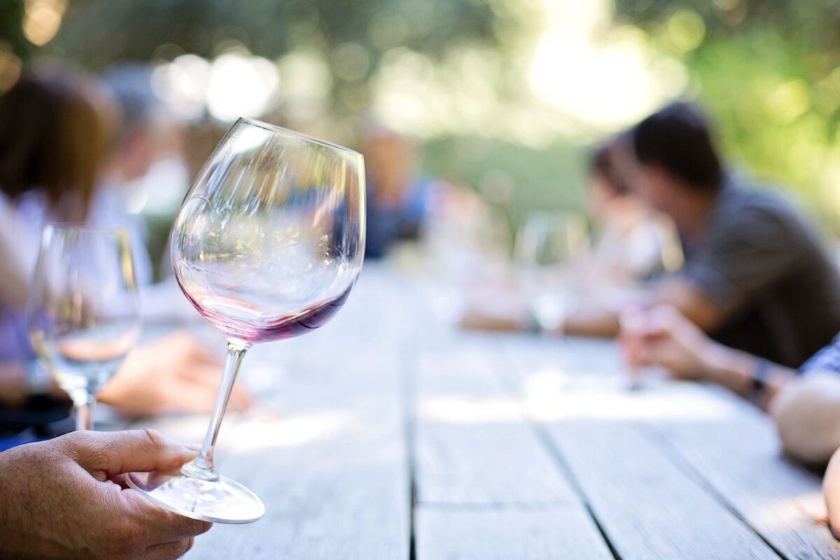 verre à vin transparent et longue tige